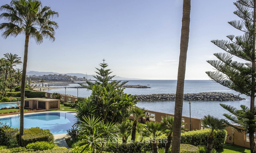 Apartamento de lujo en primera línea de playa en venta en un exclusivo complejo residencial, Puerto Banús - Marbella 11568