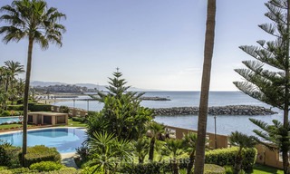 Apartamento de lujo en primera línea de playa en venta en un exclusivo complejo residencial, Puerto Banús - Marbella 11568 