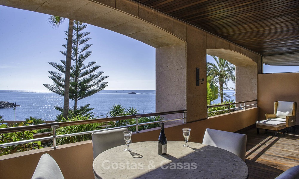 Apartamento de lujo en primera línea de playa en venta en un exclusivo complejo residencial, Puerto Banús - Marbella 11569