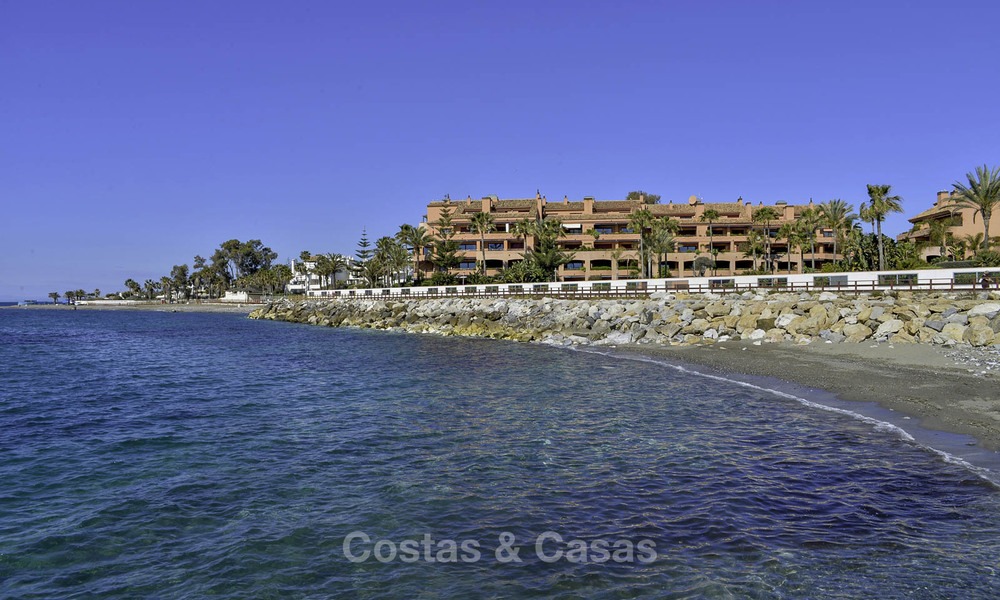 Apartamento de lujo en primera línea de playa en venta en un exclusivo complejo residencial, Puerto Banús - Marbella 11579
