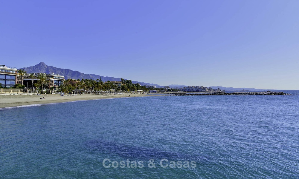 Apartamento de lujo en primera línea de playa en venta en un exclusivo complejo residencial, Puerto Banús - Marbella 11580