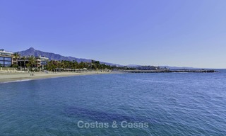 Apartamento de lujo en primera línea de playa en venta en un exclusivo complejo residencial, Puerto Banús - Marbella 11580 