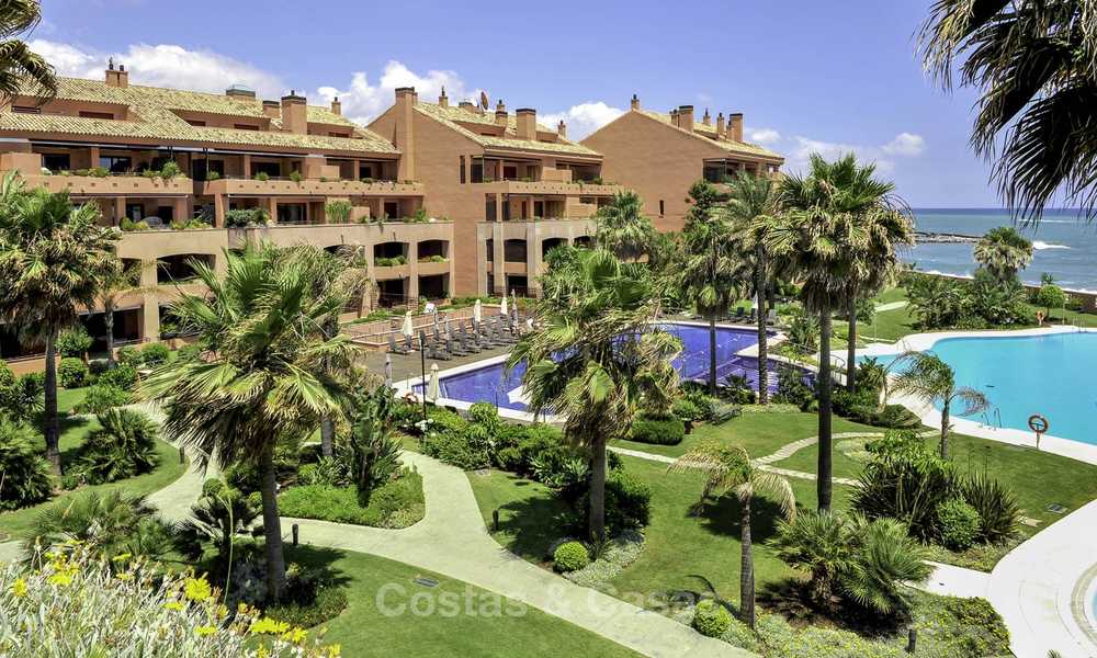Apartamento de lujo en primera línea de playa en venta en un exclusivo complejo residencial, Puerto Banús - Marbella 11585
