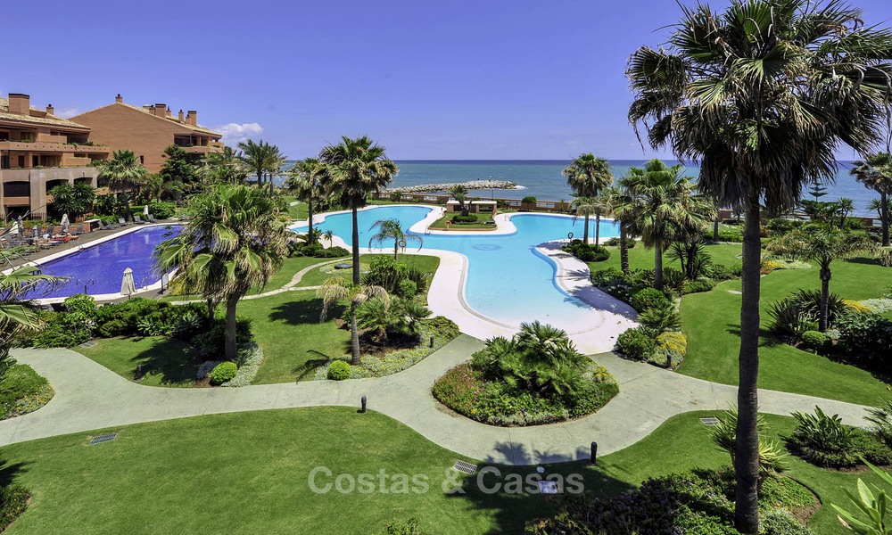 Apartamento de lujo en primera línea de playa en venta en un exclusivo complejo residencial, Puerto Banús - Marbella 11586