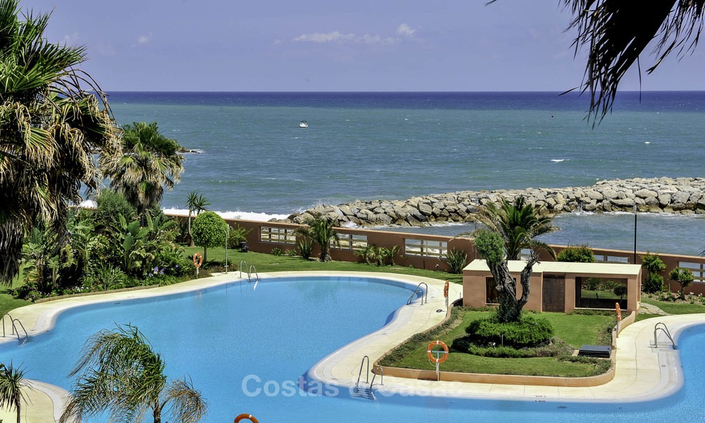 Apartamento de lujo en primera línea de playa en venta en un exclusivo complejo residencial, Puerto Banús - Marbella 11587