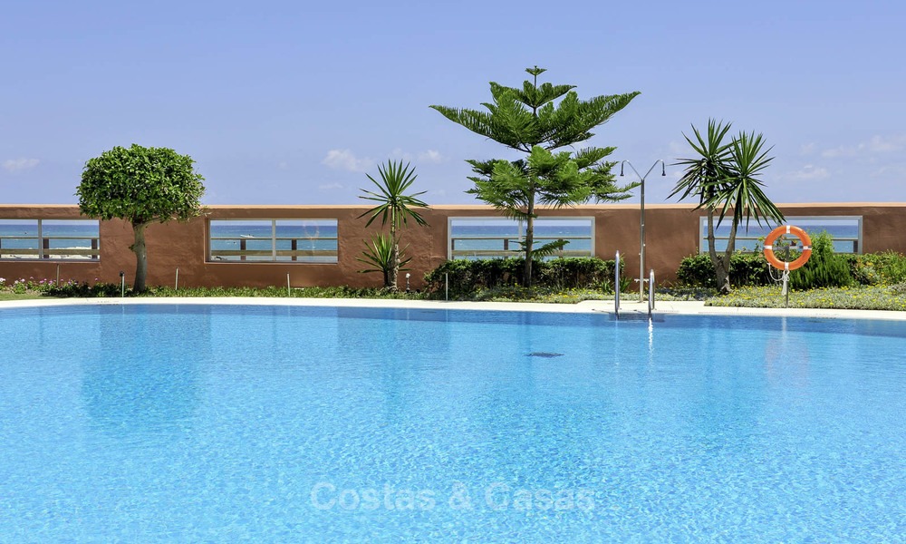 Apartamento de lujo en primera línea de playa en venta en un exclusivo complejo residencial, Puerto Banús - Marbella 11592