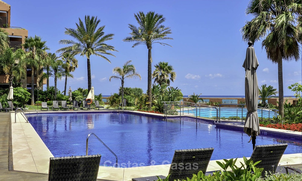 Apartamento de lujo en primera línea de playa en venta en un exclusivo complejo residencial, Puerto Banús - Marbella 11597