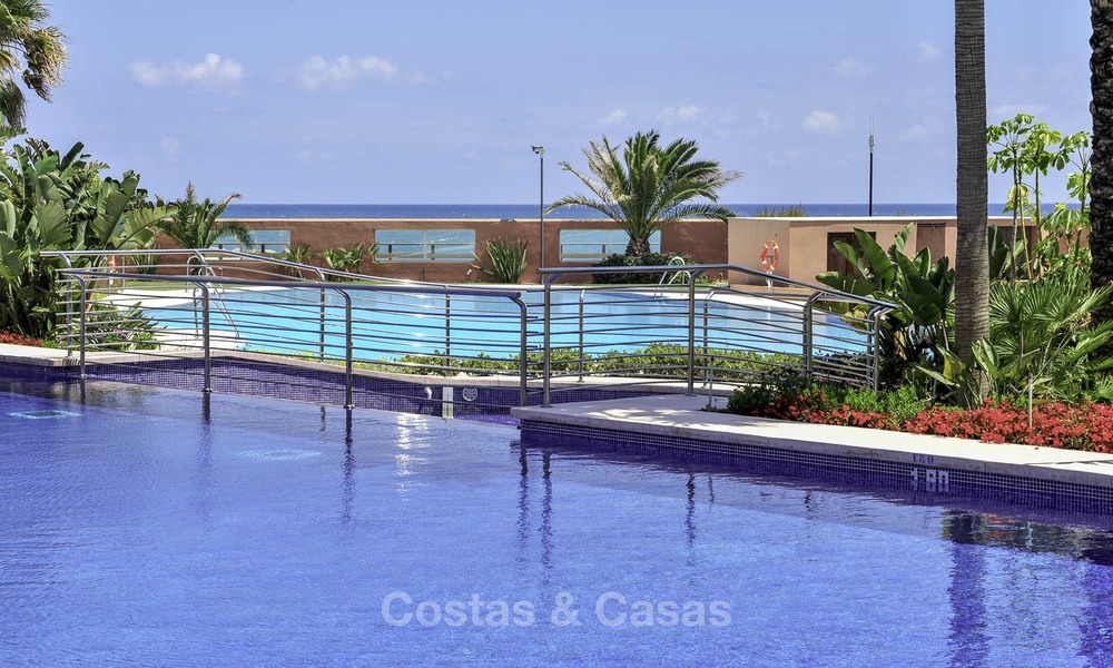 Apartamento de lujo en primera línea de playa en venta en un exclusivo complejo residencial, Puerto Banús - Marbella 11598