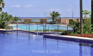 Apartamento de lujo en primera línea de playa en venta en un exclusivo complejo residencial, Puerto Banús - Marbella 11598 