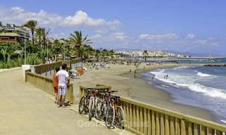 Apartamento de lujo en primera línea de playa en venta en un exclusivo complejo residencial, Puerto Banús - Marbella 11600 