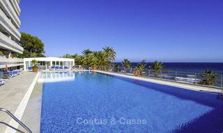 Lujoso apartamento frente al mar con vistas al mar en venta, en un exclusivo complejo en la prestigiosa Milla de Oro - Marbella 11541 