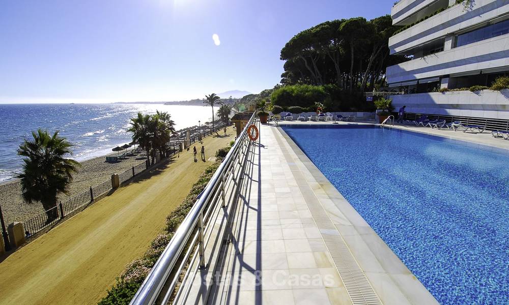 Lujoso apartamento frente al mar con vistas al mar en venta, en un exclusivo complejo en la prestigiosa Milla de Oro - Marbella 11543