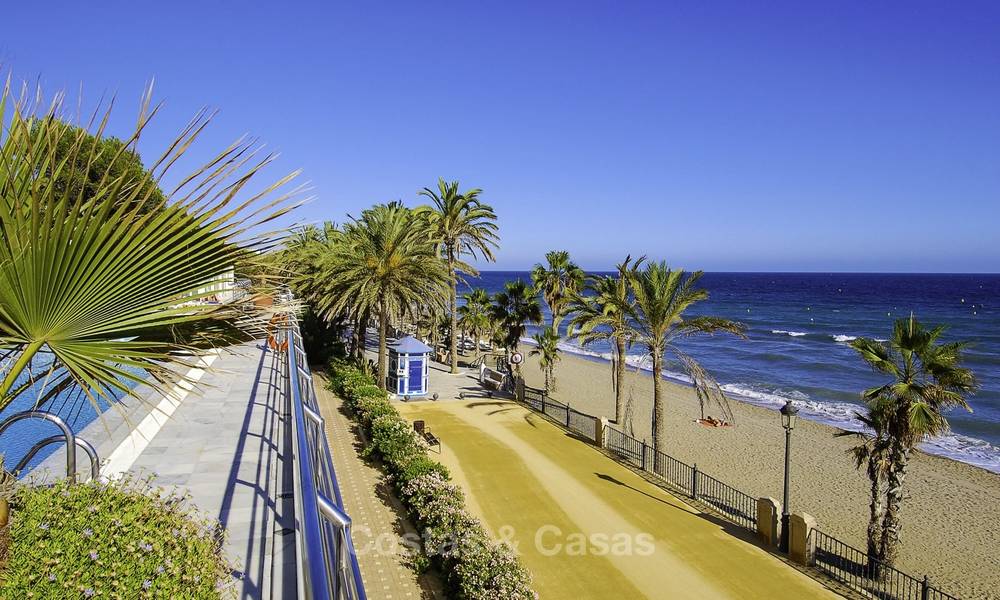 Lujoso apartamento frente al mar con vistas al mar en venta, en un exclusivo complejo en la prestigiosa Milla de Oro - Marbella 11545