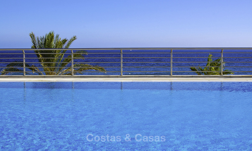 Lujoso apartamento frente al mar con vistas al mar en venta, en un exclusivo complejo en la prestigiosa Milla de Oro - Marbella 11546