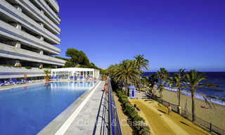 Lujoso apartamento frente al mar con vistas al mar en venta, en un exclusivo complejo en la prestigiosa Milla de Oro - Marbella 11542 