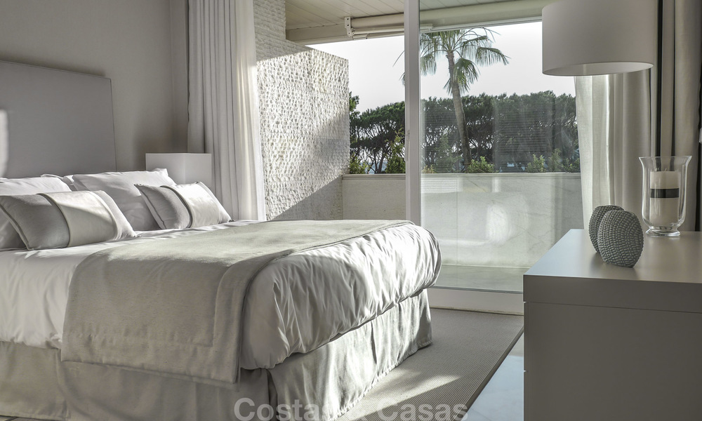 Lujoso apartamento frente al mar con vistas al mar en venta, en un exclusivo complejo en la prestigiosa Milla de Oro - Marbella 11528