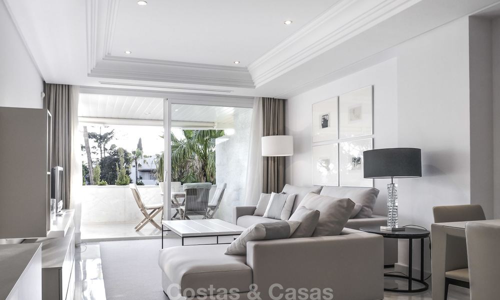 Lujoso apartamento frente al mar con vistas al mar en venta, en un exclusivo complejo en la prestigiosa Milla de Oro - Marbella 11530