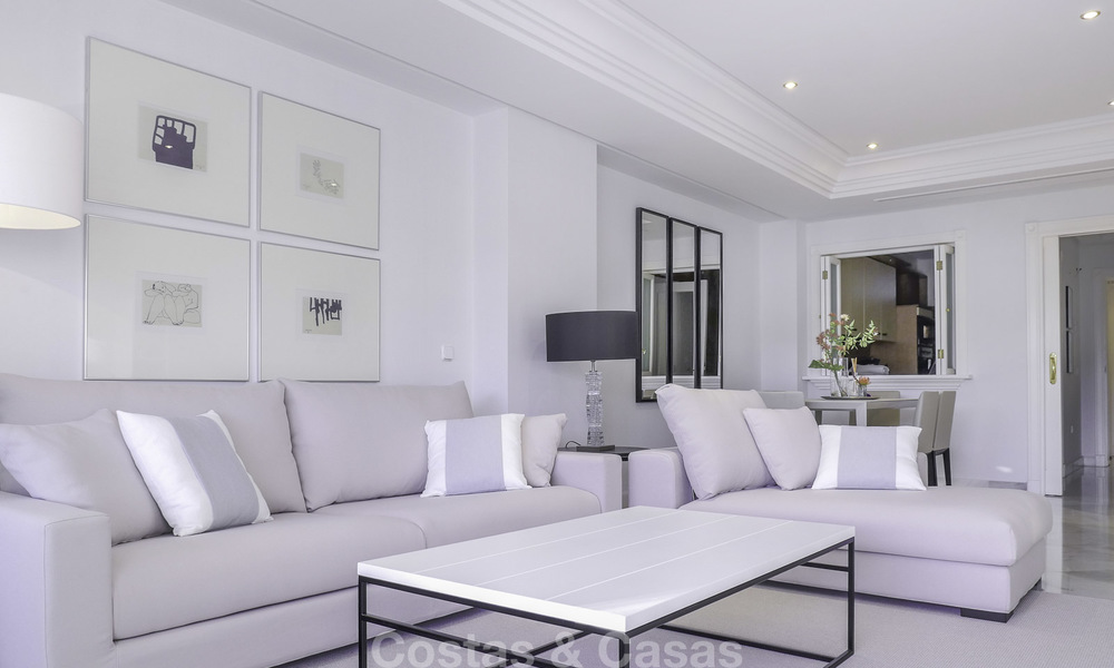 Lujoso apartamento frente al mar con vistas al mar en venta, en un exclusivo complejo en la prestigiosa Milla de Oro - Marbella 11531