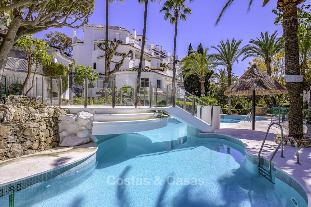 Apartamentos en venta en un complejo frente al mar en Elviria - Marbella 11268