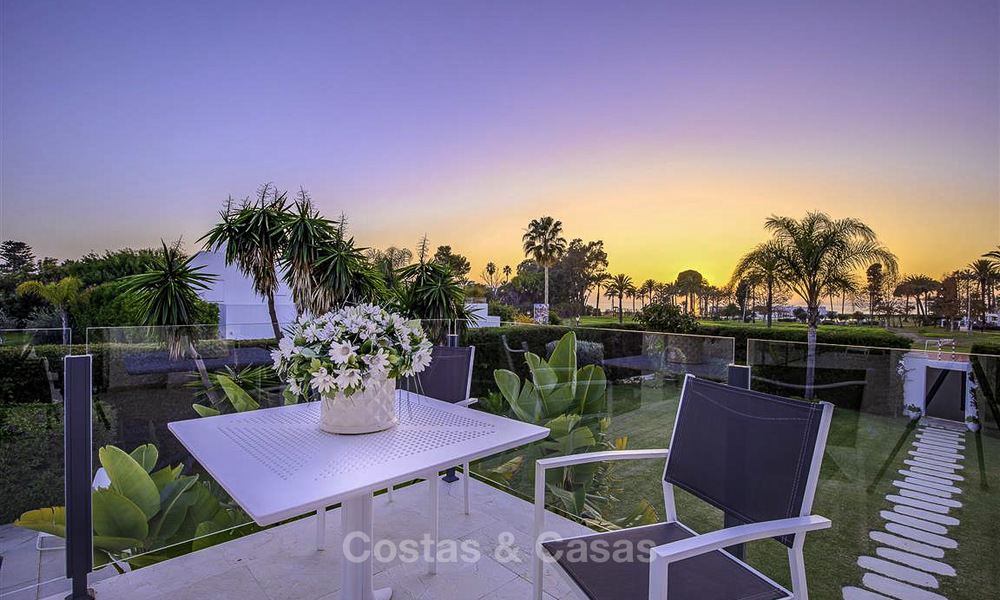 Se vende villa de lujo con estilo contemporáneo junto a la playa, entre Estepona y Marbella 11655