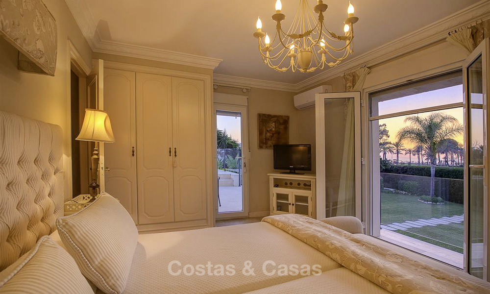 Se vende villa de lujo con estilo contemporáneo junto a la playa, entre Estepona y Marbella 11656