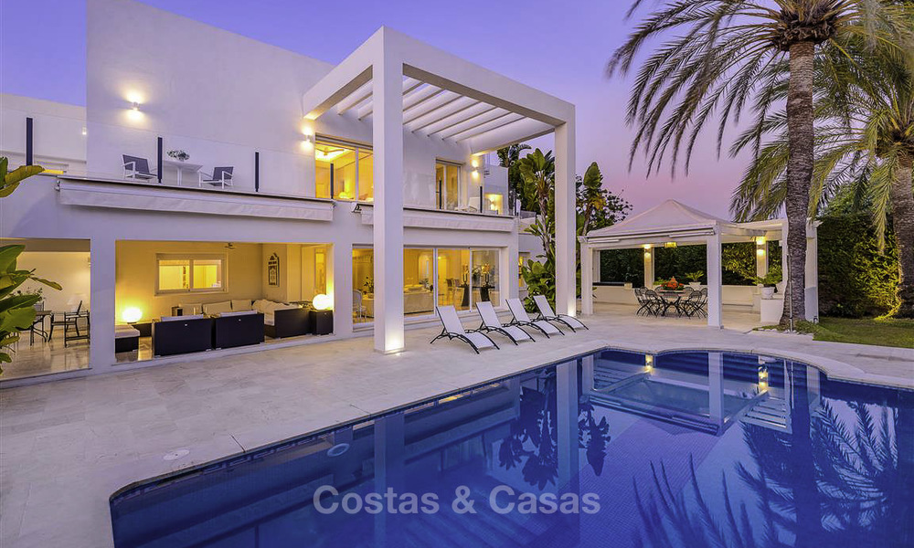 Se vende villa de lujo con estilo contemporáneo junto a la playa, entre Estepona y Marbella 11657