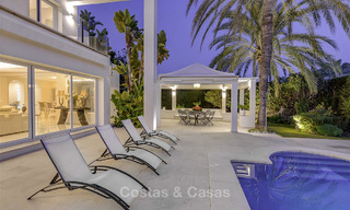Se vende villa de lujo con estilo contemporáneo junto a la playa, entre Estepona y Marbella 11658 