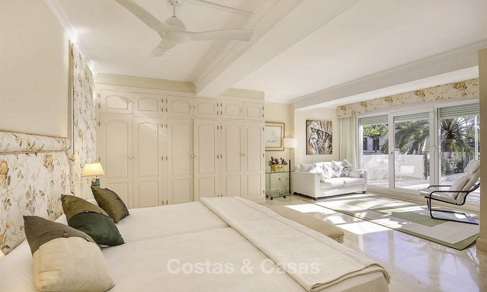 Se vende villa de lujo con estilo contemporáneo junto a la playa, entre Estepona y Marbella 11664