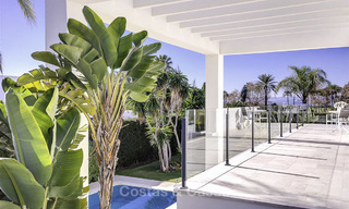 Se vende villa de lujo con estilo contemporáneo junto a la playa, entre Estepona y Marbella 11666 