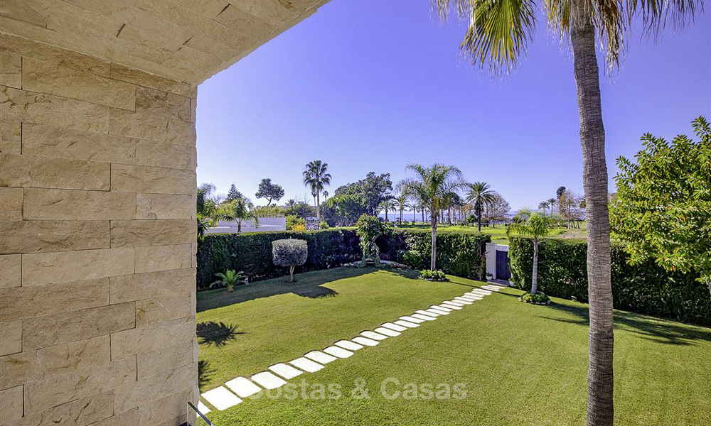 Se vende villa de lujo con estilo contemporáneo junto a la playa, entre Estepona y Marbella 11670