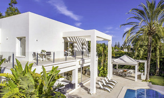 Se vende villa de lujo con estilo contemporáneo junto a la playa, entre Estepona y Marbella 11672 