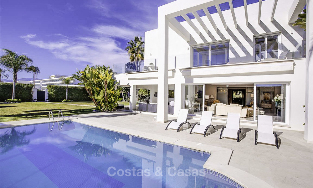 Se vende villa de lujo con estilo contemporáneo junto a la playa, entre Estepona y Marbella 11680