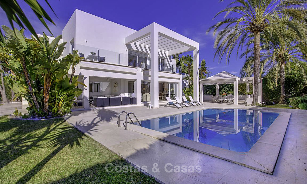 Se vende villa de lujo con estilo contemporáneo junto a la playa, entre Estepona y Marbella 11681