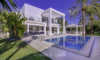 Se vende villa de lujo con estilo contemporáneo junto a la playa, entre Estepona y Marbella 11681 