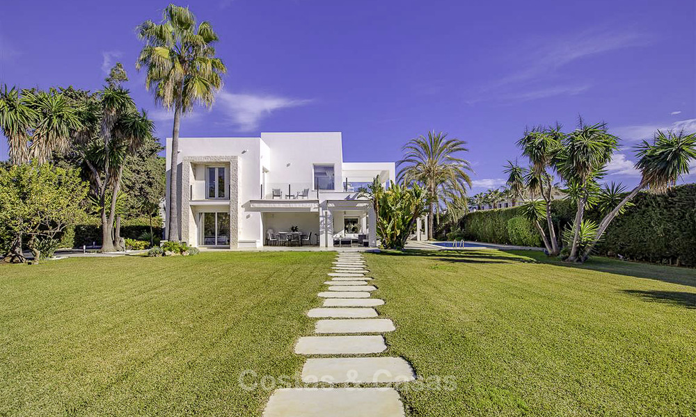 Se vende villa de lujo con estilo contemporáneo junto a la playa, entre Estepona y Marbella 11682