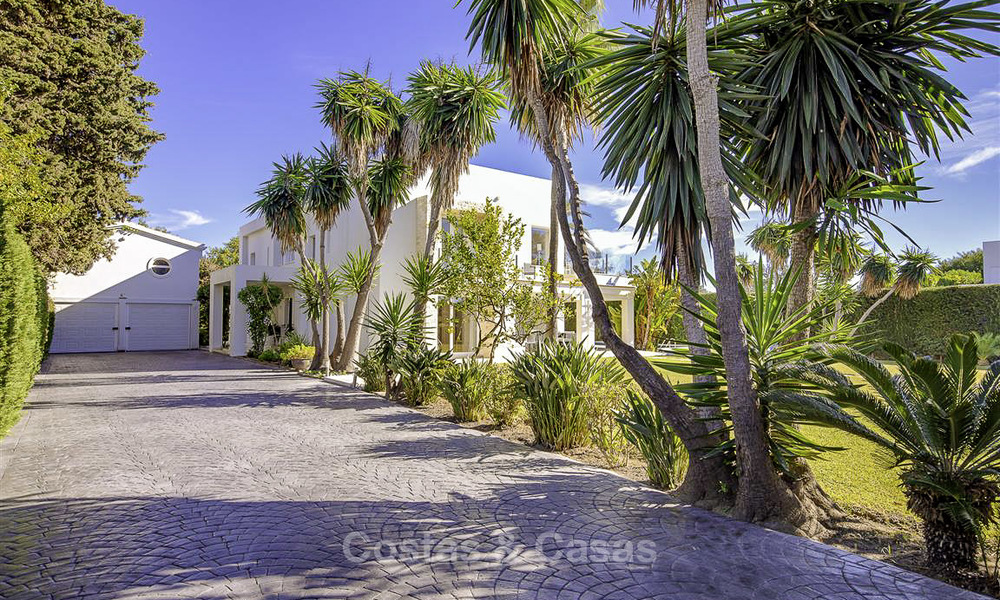 Se vende villa de lujo con estilo contemporáneo junto a la playa, entre Estepona y Marbella 11683