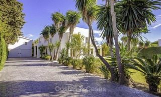 Se vende villa de lujo con estilo contemporáneo junto a la playa, entre Estepona y Marbella 11683 