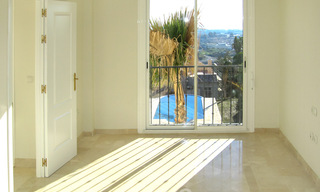 Casa adosada y un ático en venta con vista al mar en Marbella - Benahavis 29440 