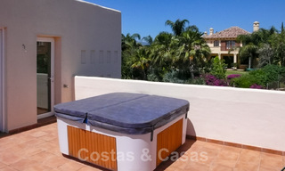 Casa adosada y un ático en venta con vista al mar en Marbella - Benahavis 29452 