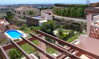 Casa adosada y un ático en venta con vista al mar en Marbella - Benahavis 29454 