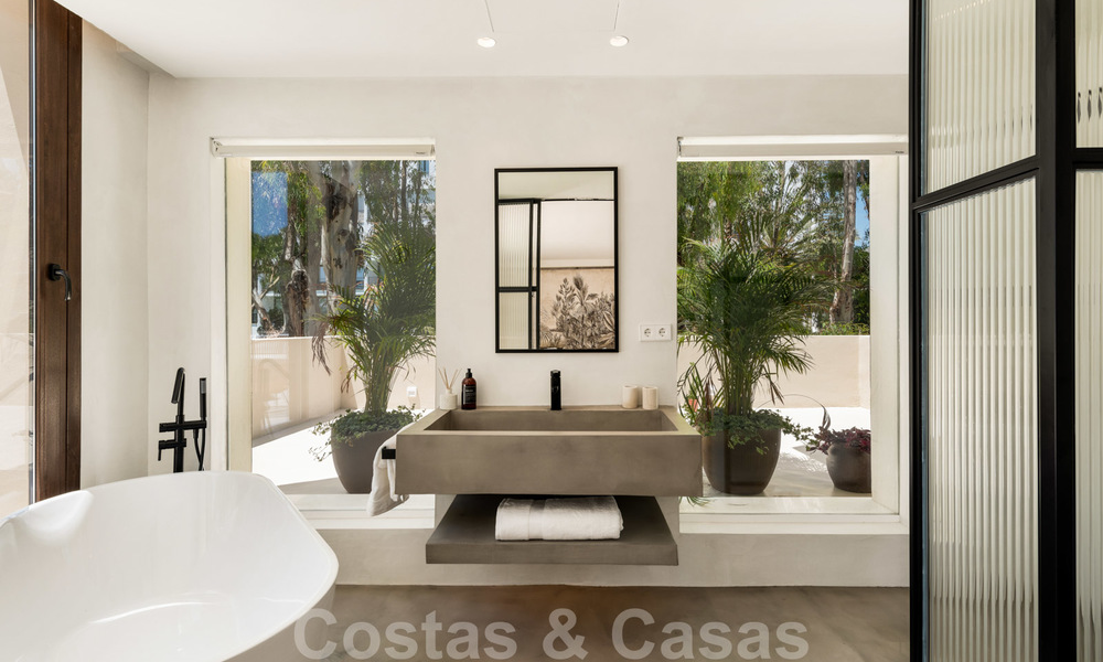Exquisita y moderna villa de lujo a la venta, en la playa, Los Monteros, Este de Marbella 26692