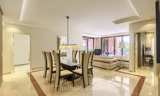 Atractivo y espacioso apartamento en un exclusivo complejo frente al mar en venta, entre Marbella y Estepona. 11755 