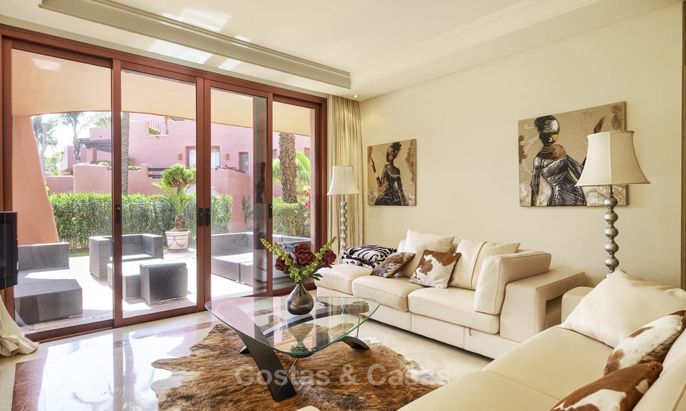 Atractivo y espacioso apartamento en un exclusivo complejo frente al mar en venta, entre Marbella y Estepona. 11759