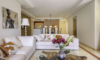 Atractivo y espacioso apartamento en un exclusivo complejo frente al mar en venta, entre Marbella y Estepona. 11763 
