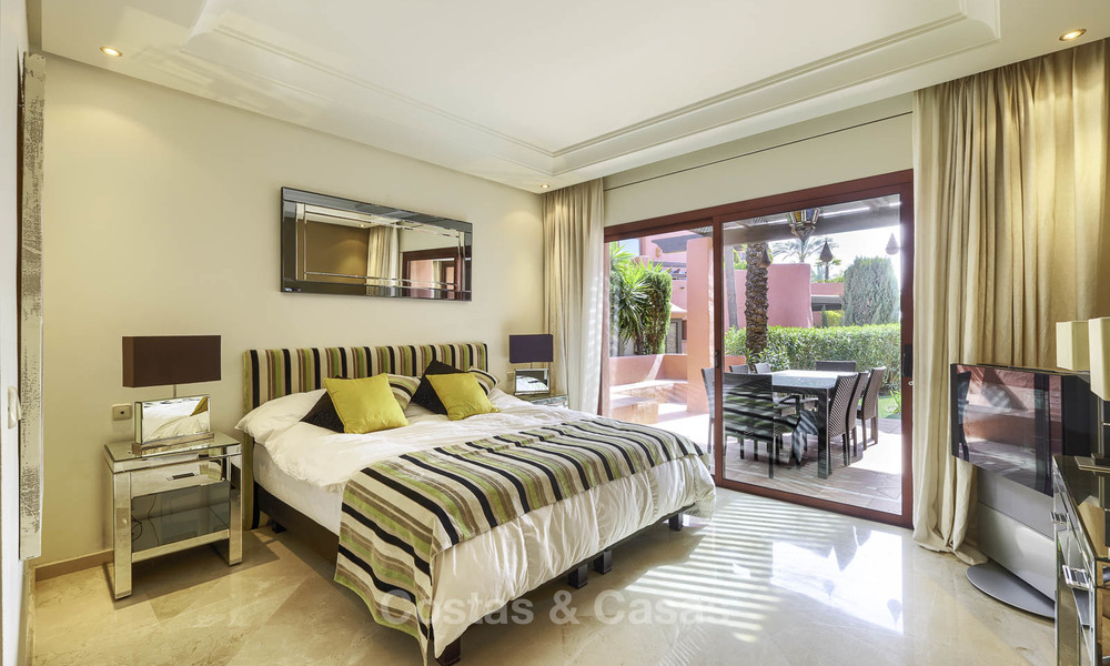 Atractivo y espacioso apartamento en un exclusivo complejo frente al mar en venta, entre Marbella y Estepona. 11764