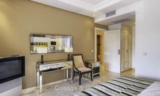 Atractivo y espacioso apartamento en un exclusivo complejo frente al mar en venta, entre Marbella y Estepona. 11767 