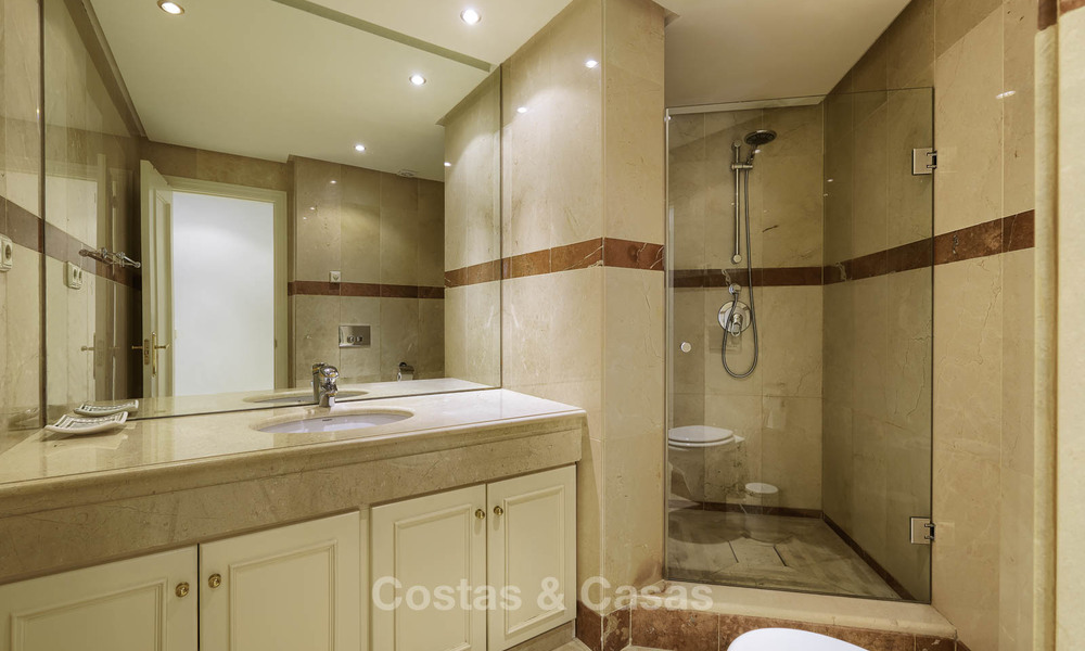 Atractivo y espacioso apartamento en un exclusivo complejo frente al mar en venta, entre Marbella y Estepona. 11768