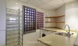 Atractivo y espacioso apartamento en un exclusivo complejo frente al mar en venta, entre Marbella y Estepona. 11780 
