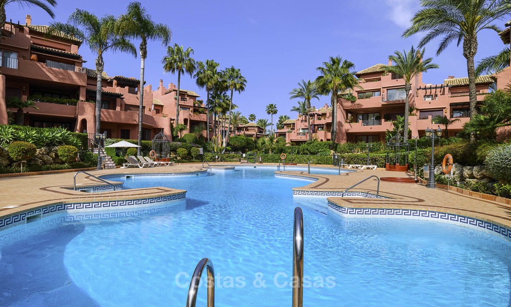 Atractivo y espacioso apartamento en un exclusivo complejo frente al mar en venta, entre Marbella y Estepona. 11785