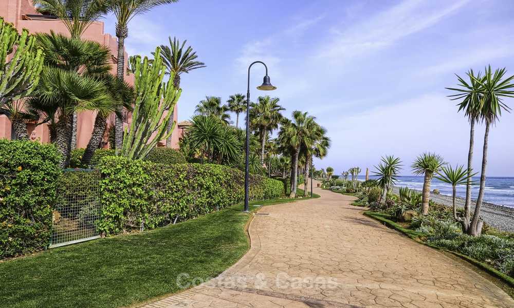 Atractivo y espacioso apartamento en un exclusivo complejo frente al mar en venta, entre Marbella y Estepona. 11788